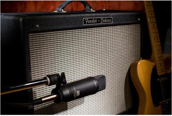 RØDE NT1 Microphone à condensateur cardioïde à large membrane avec support antichoc et filtre anti-pop pour production musicale, enregistrement vocal, streaming et podcasting