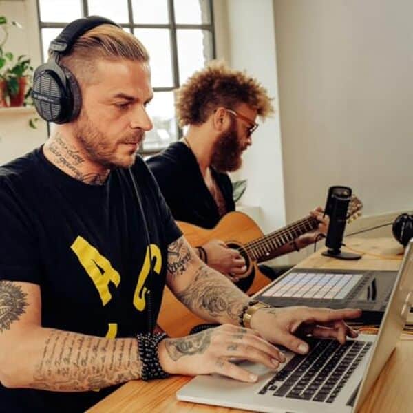 Découvrez notre test détaillé du Beyerdynamic DT 990 Pro, le casque studio 80 Ohm incontournable pour l'audio professionnel et l'écoute audiophile. 